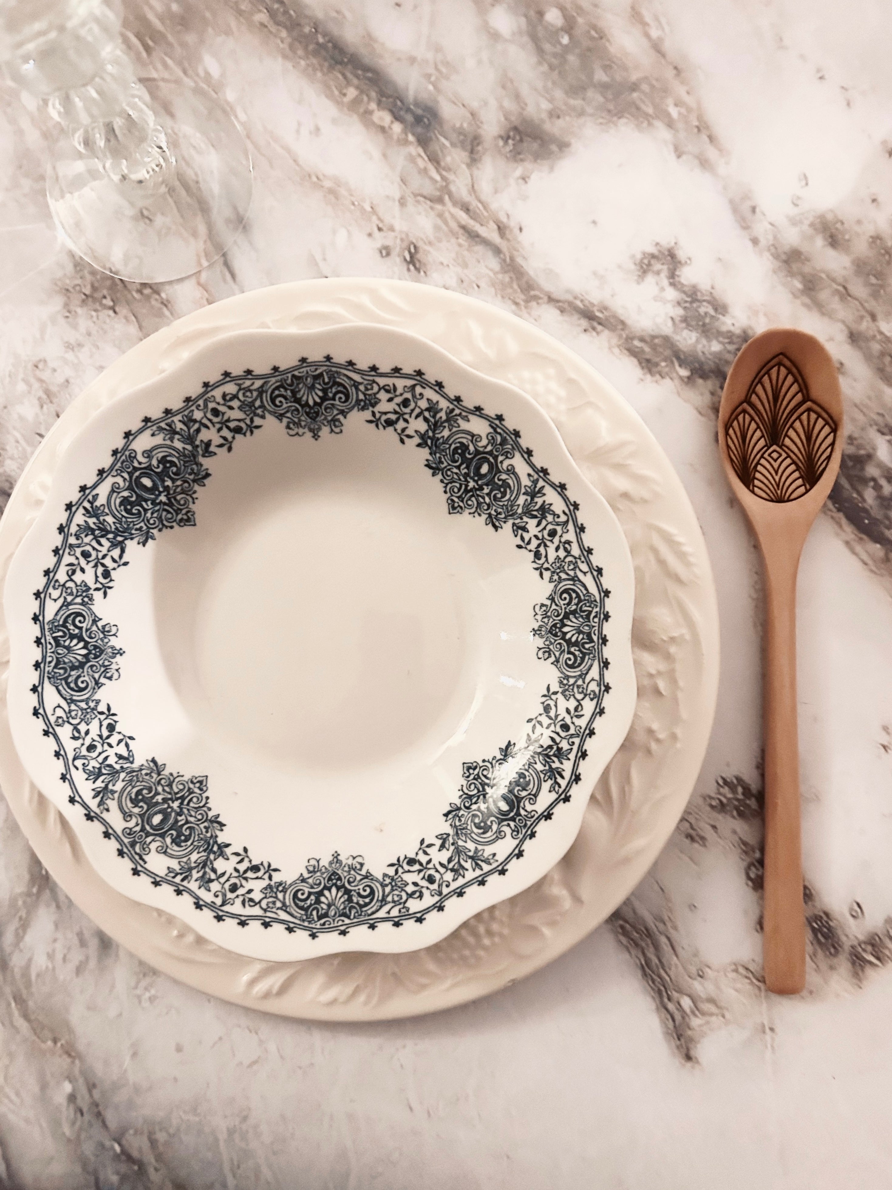 Grande cuillère en bois clair gravée - Plumes de paon