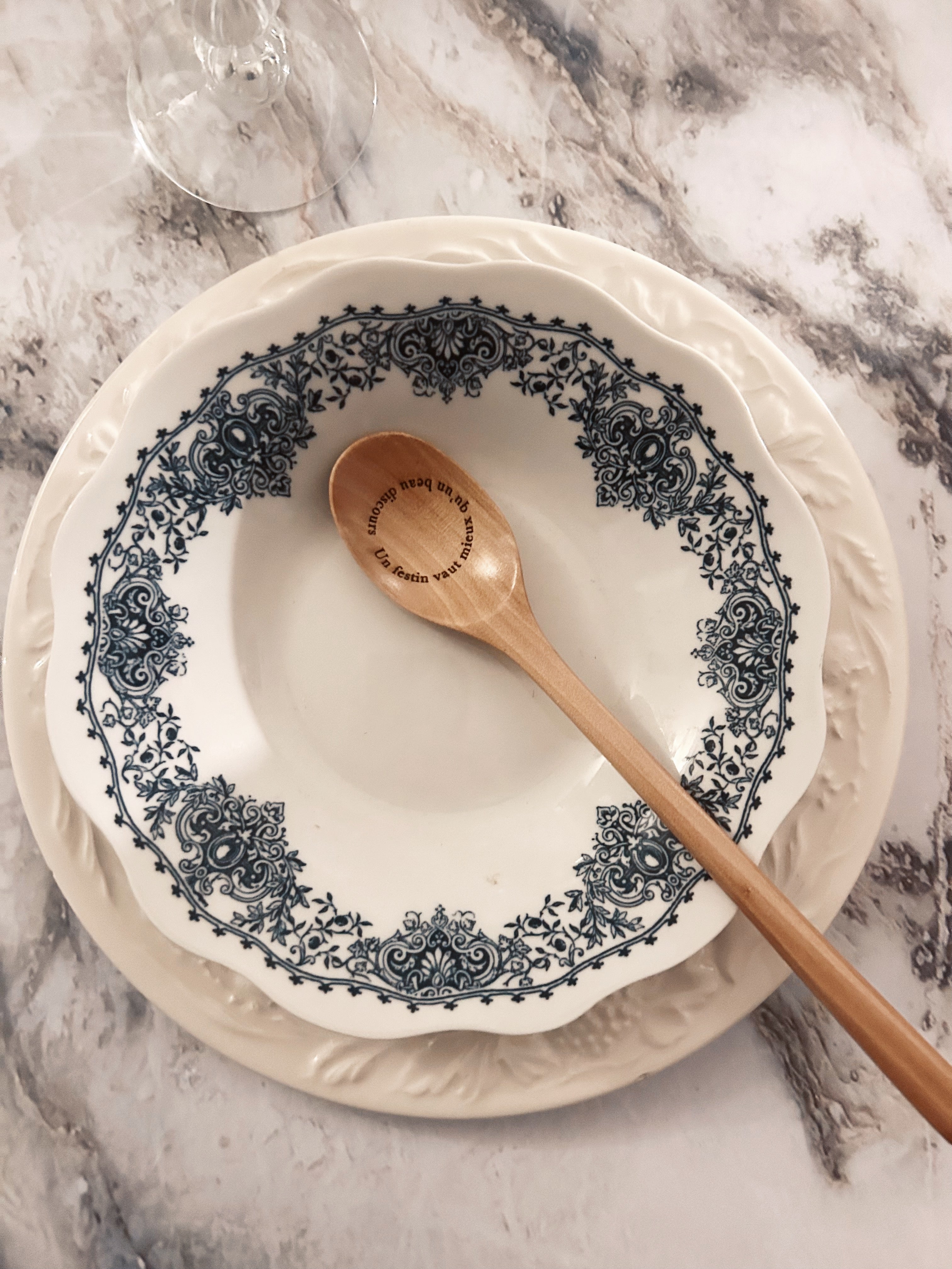 Grande cuillère en bois clair gravée - « Un festin vaut mieux qu’un beau discours »