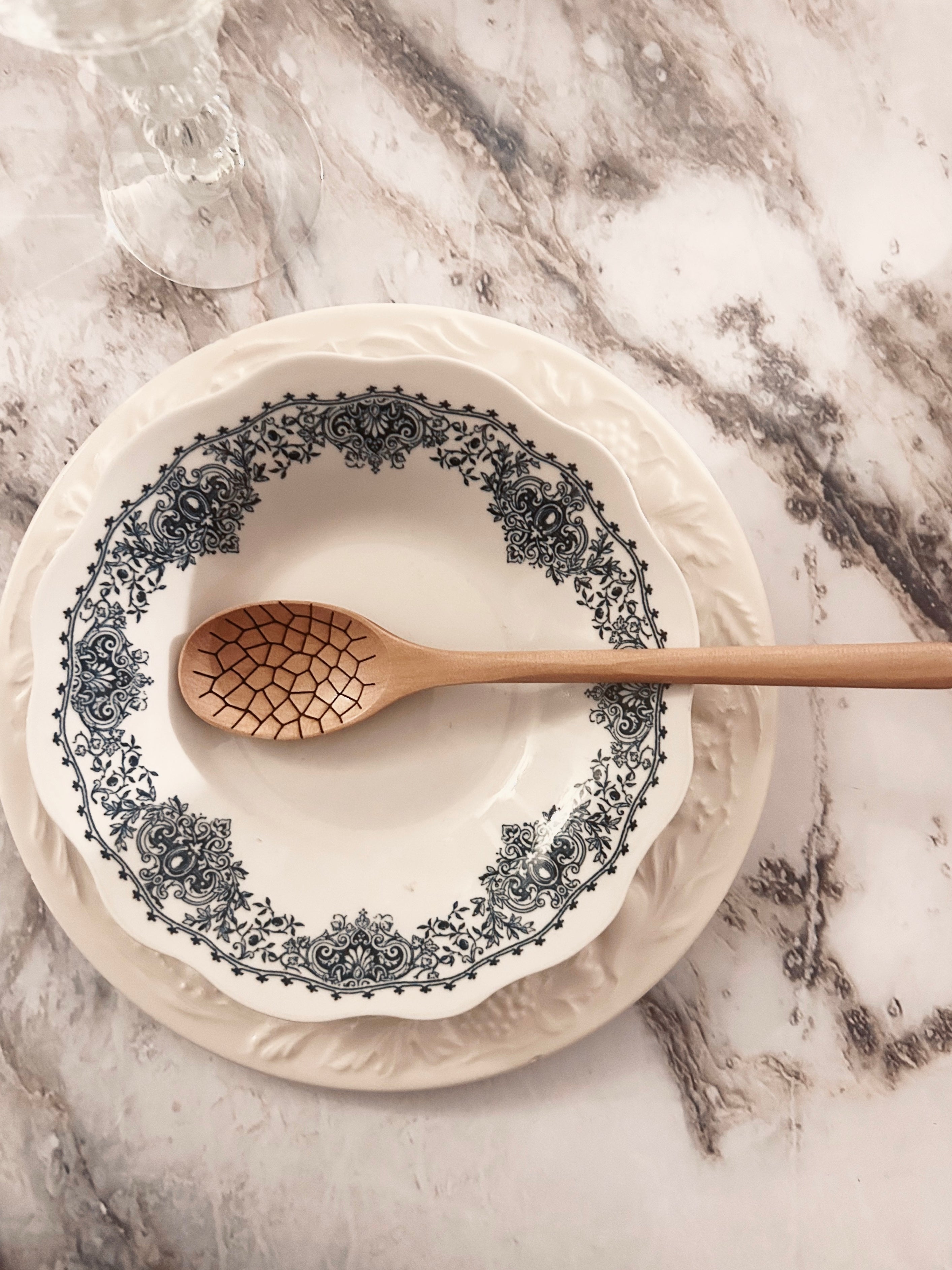 Grande cuillère en bois clair gravée - coquilles d’œuf