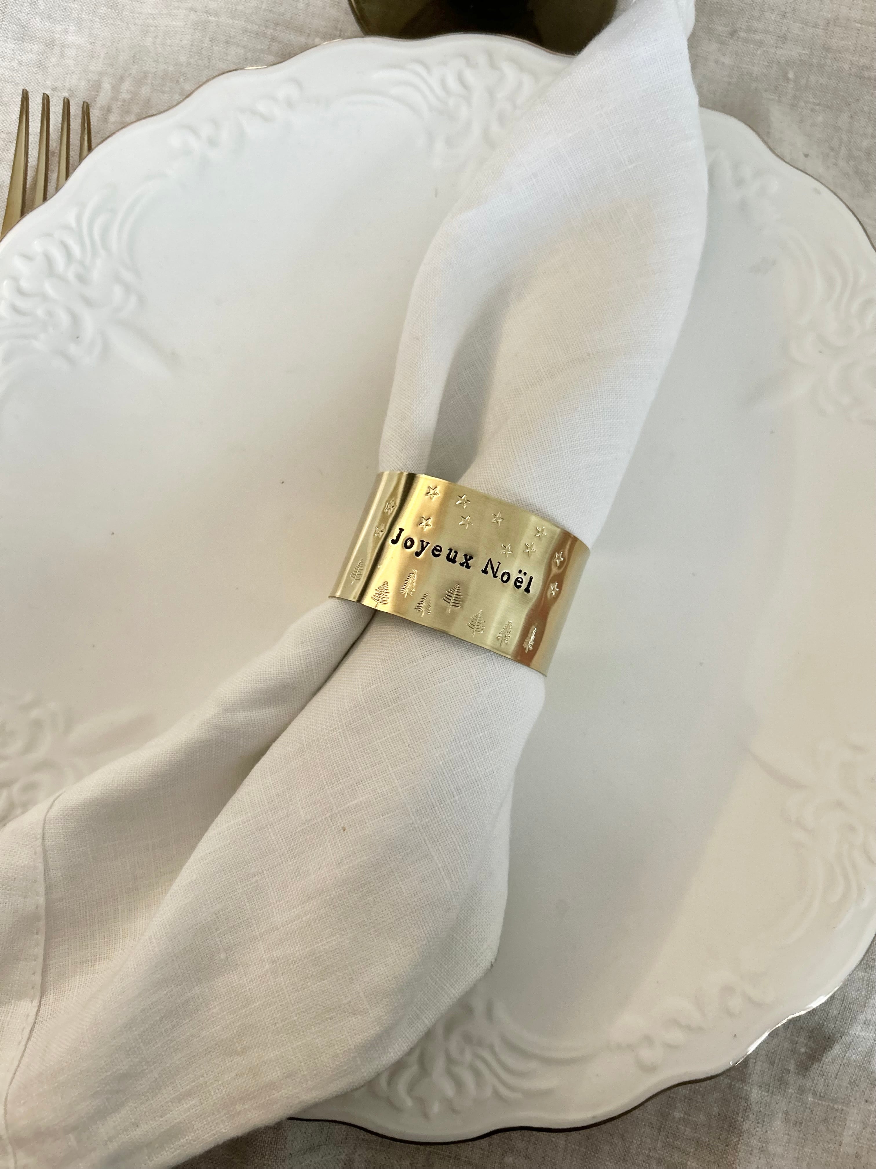 JOYEUX NOEL |  sapins et etoiles | Rond de serviette en laiton doré déjà gravé - Diamètre large ⌀5 cm