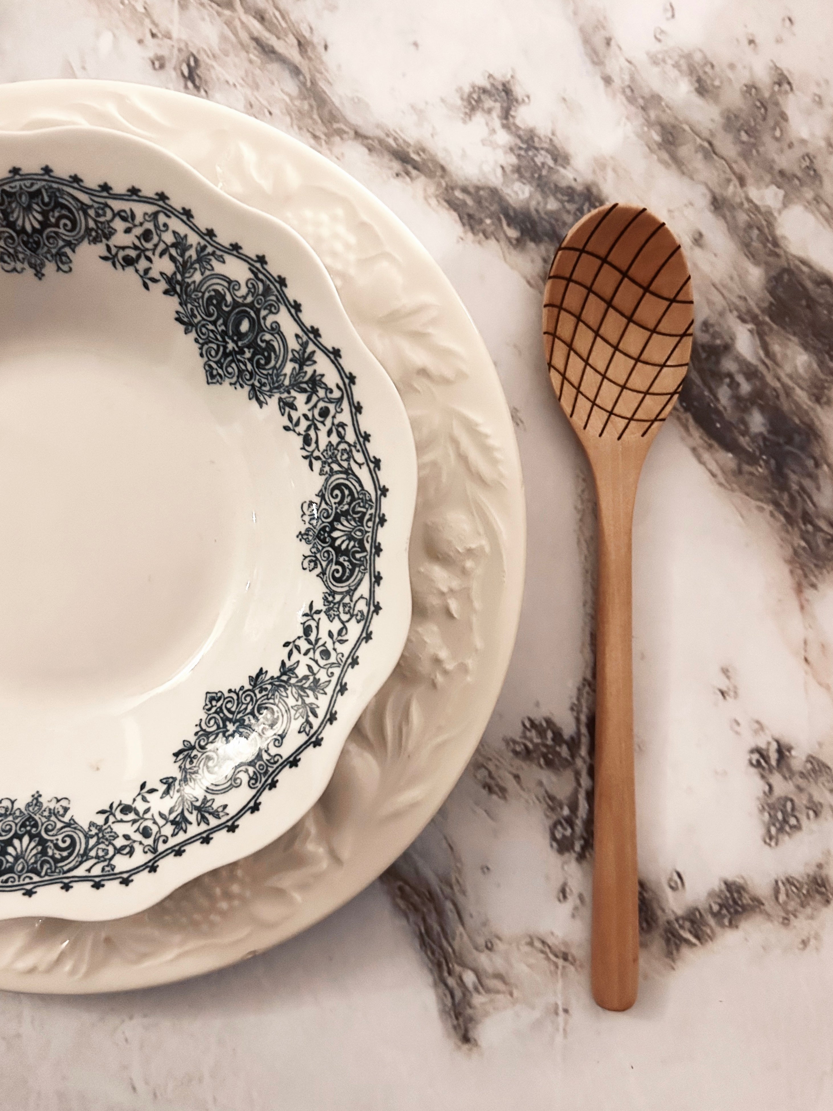 Grande cuillère en bois clair gravée - ondulations croisées