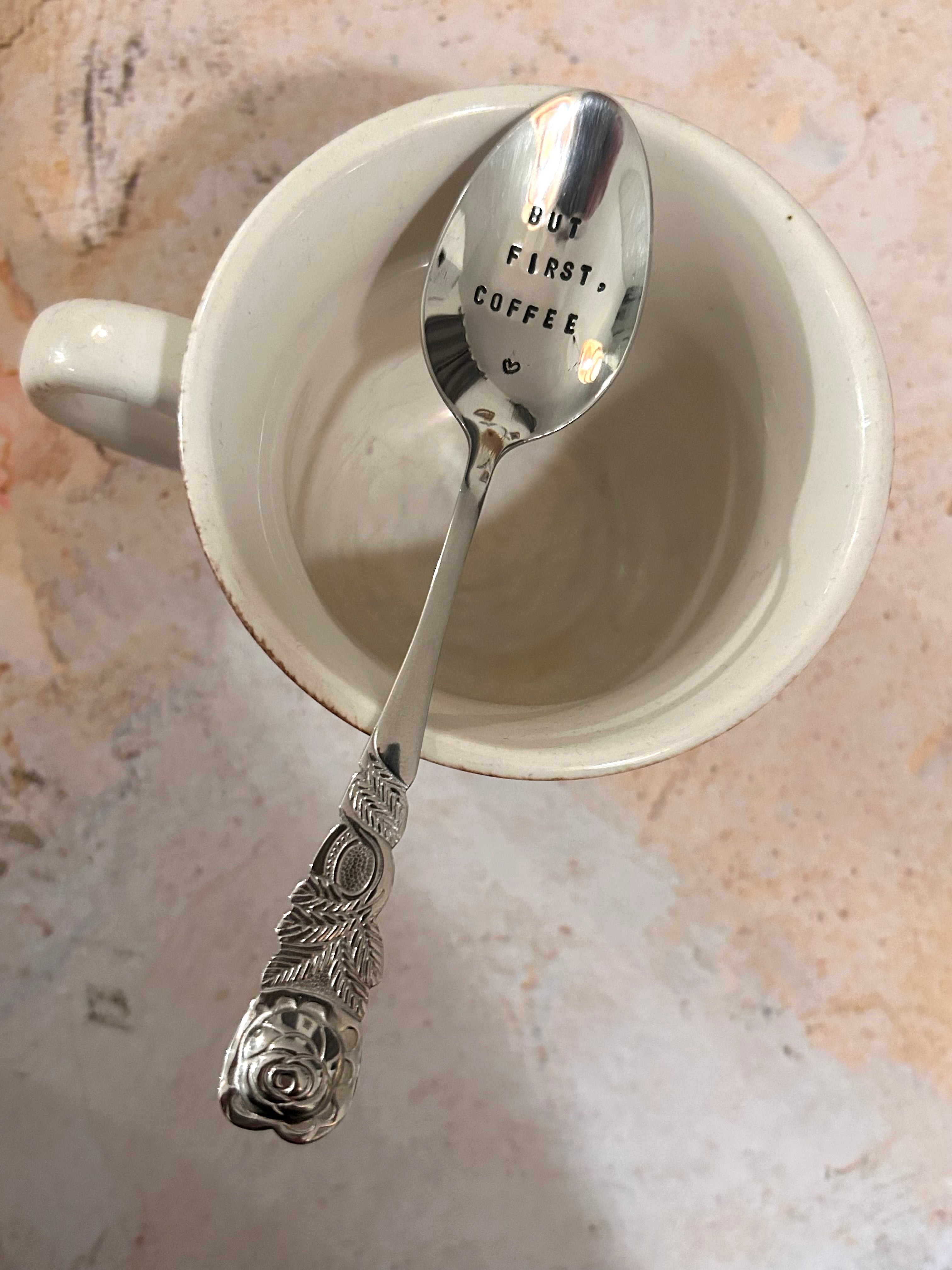 Petite cuillère à café en acier gravée « But first, coffee »