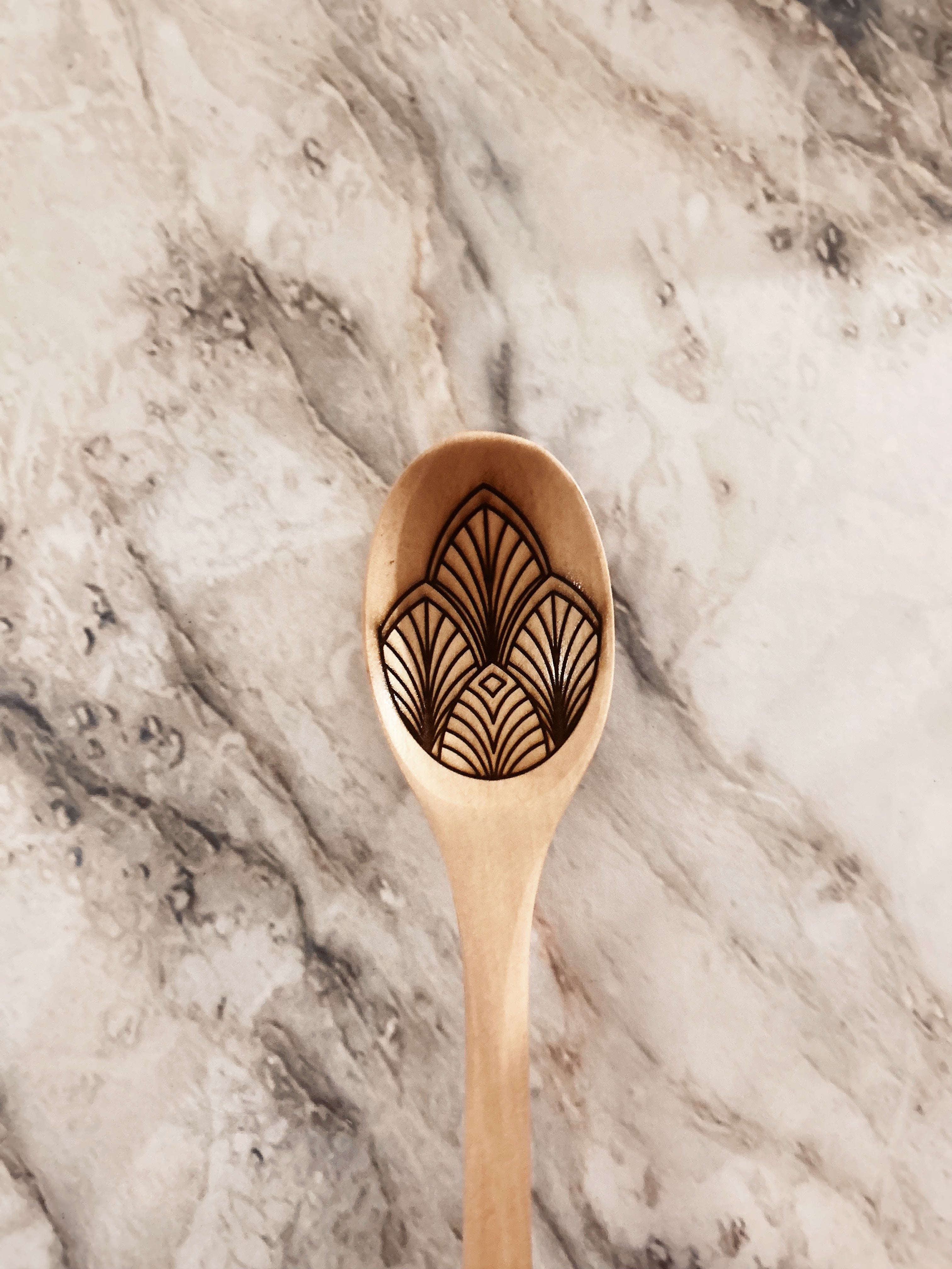 Grande cuillère en bois clair gravée - Plumes de paon