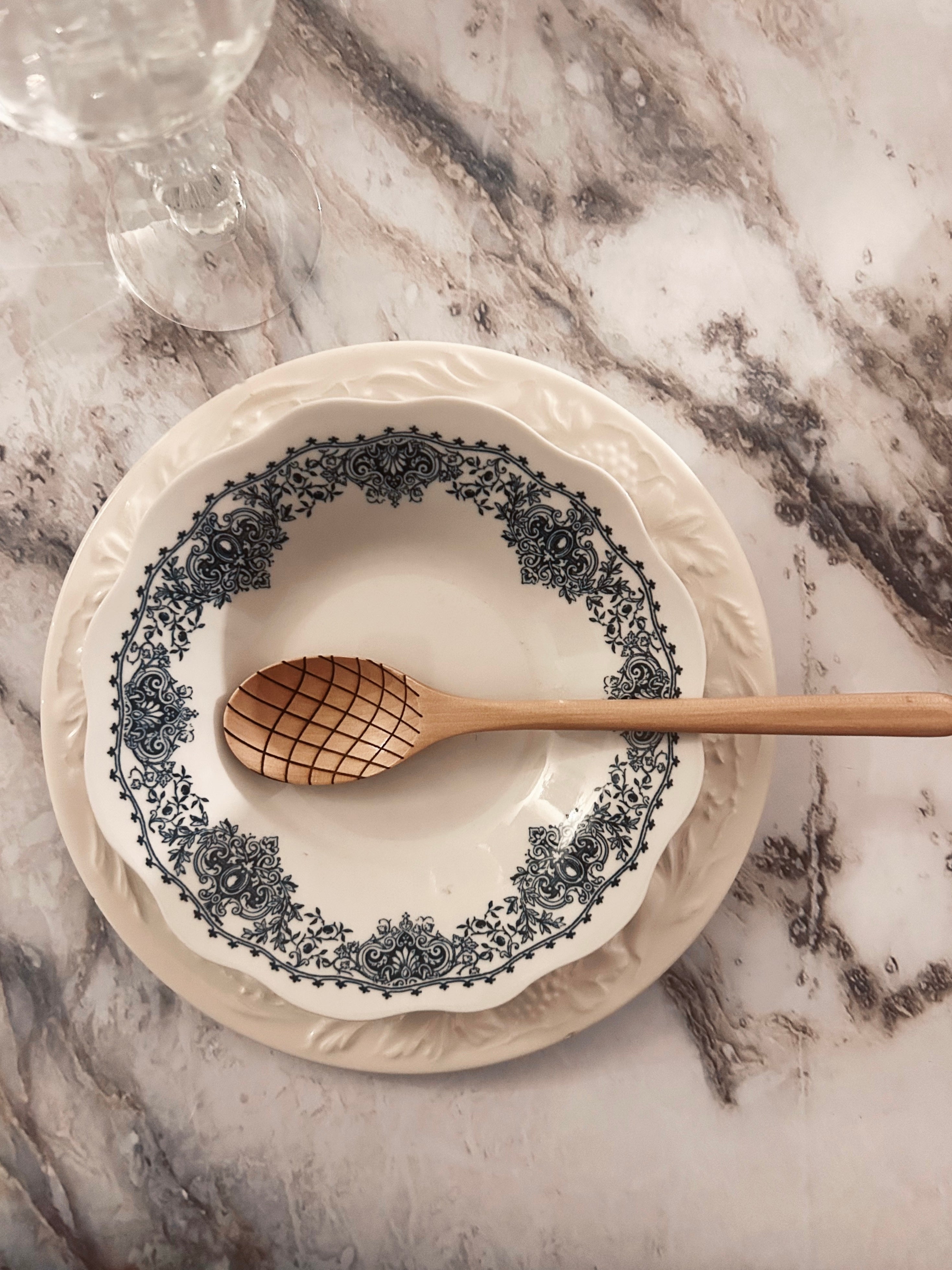 Grande cuillère en bois clair gravée - ondulations croisées