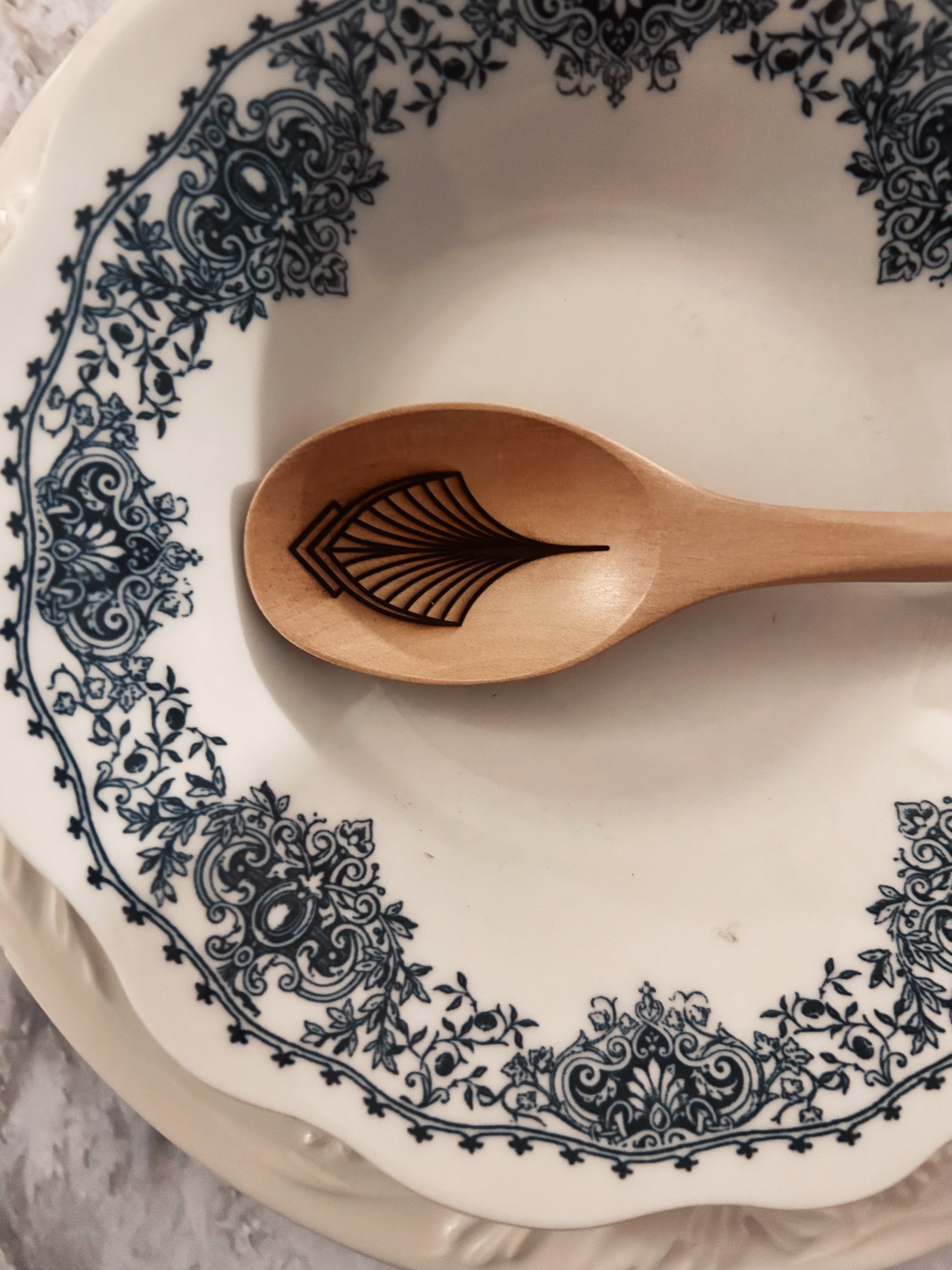 Grande cuillère en bois clair gravée - Éventail