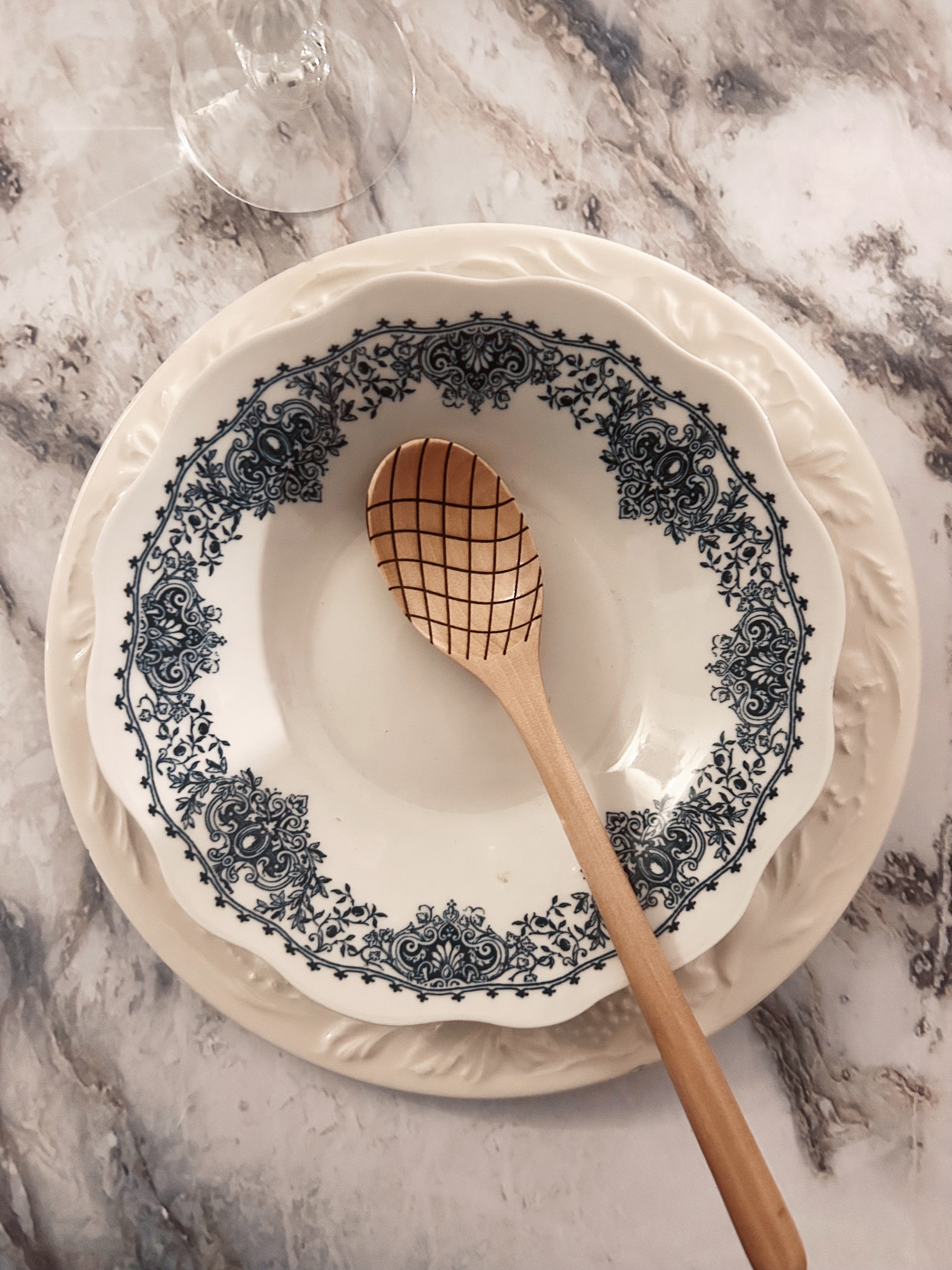 Grande cuillère en bois clair gravée - ondulations croisées