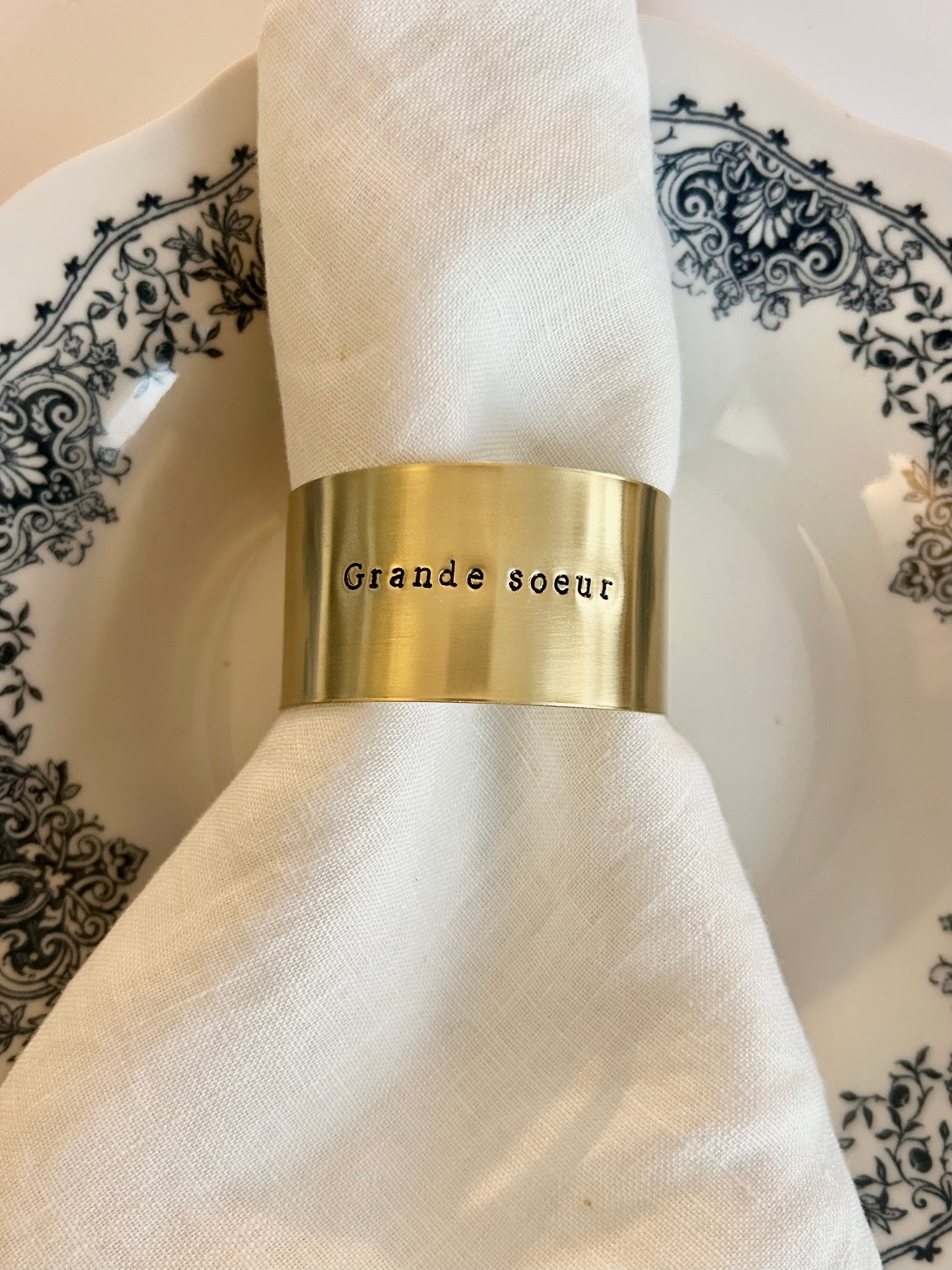 Grande sœur | Série - Rond en laiton brut gravé (2 diamètres)