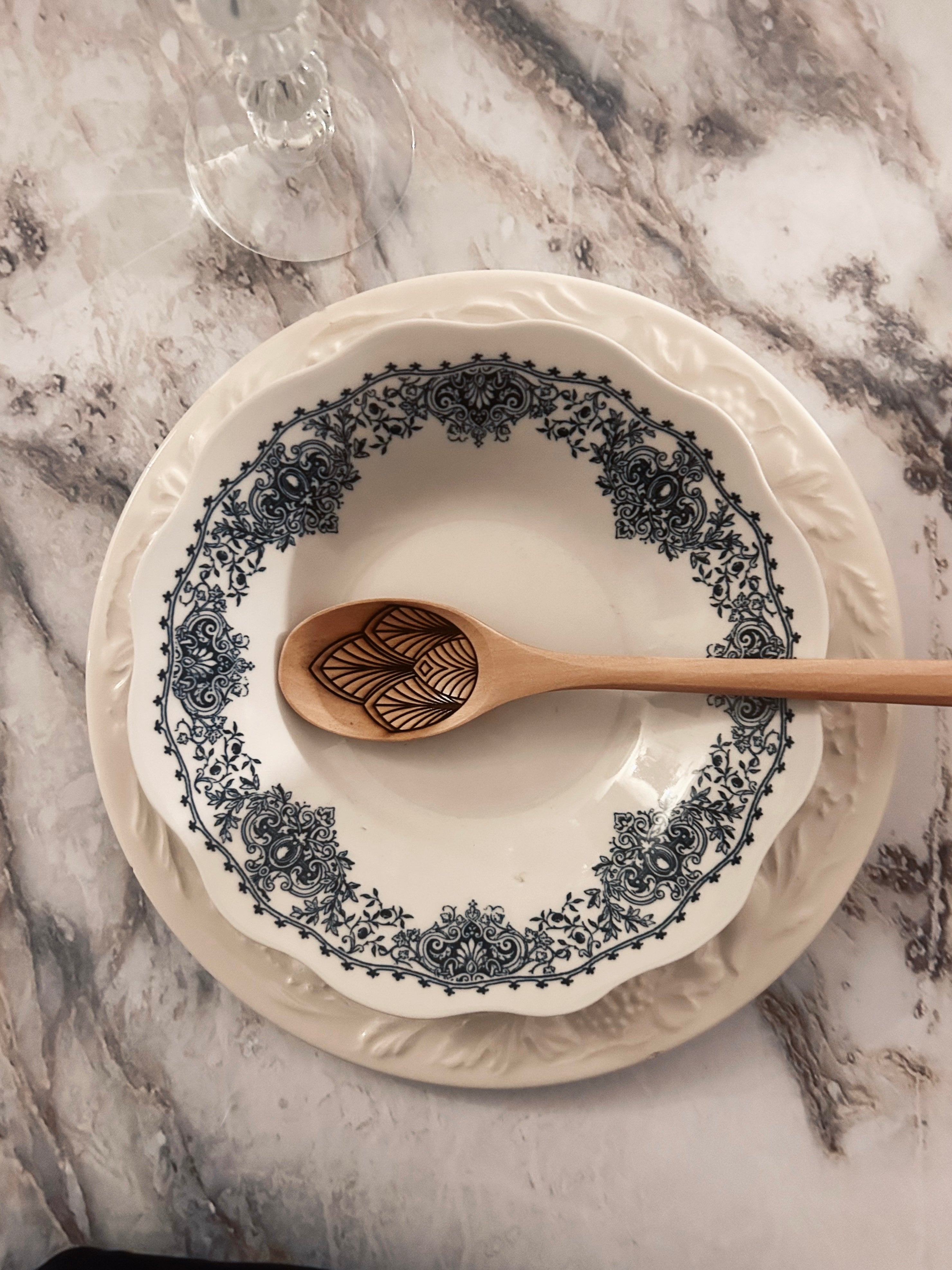 Grande cuillère en bois clair gravée - Plumes de paon