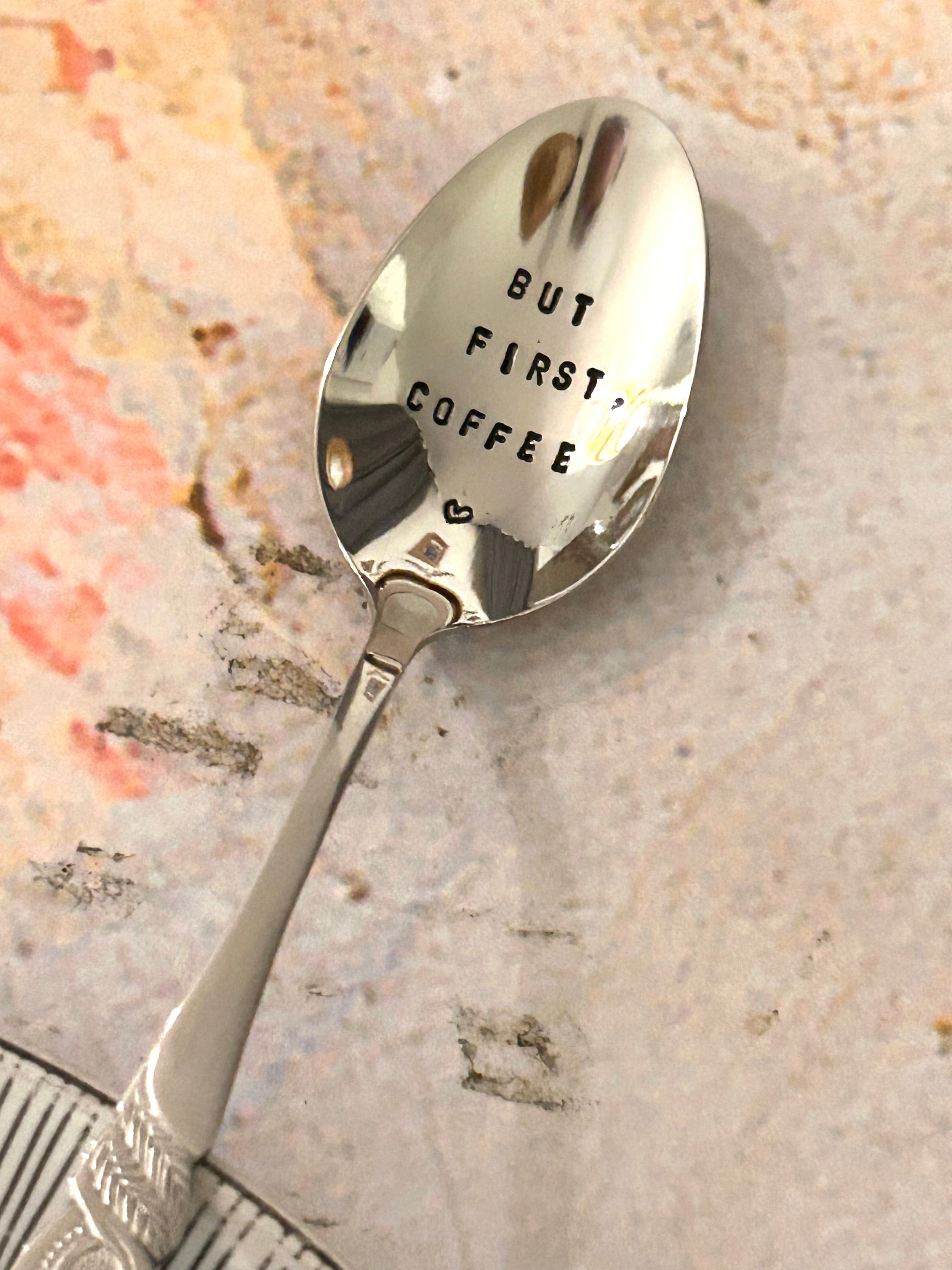 Petite cuillère à café en acier gravée « But first, coffee »