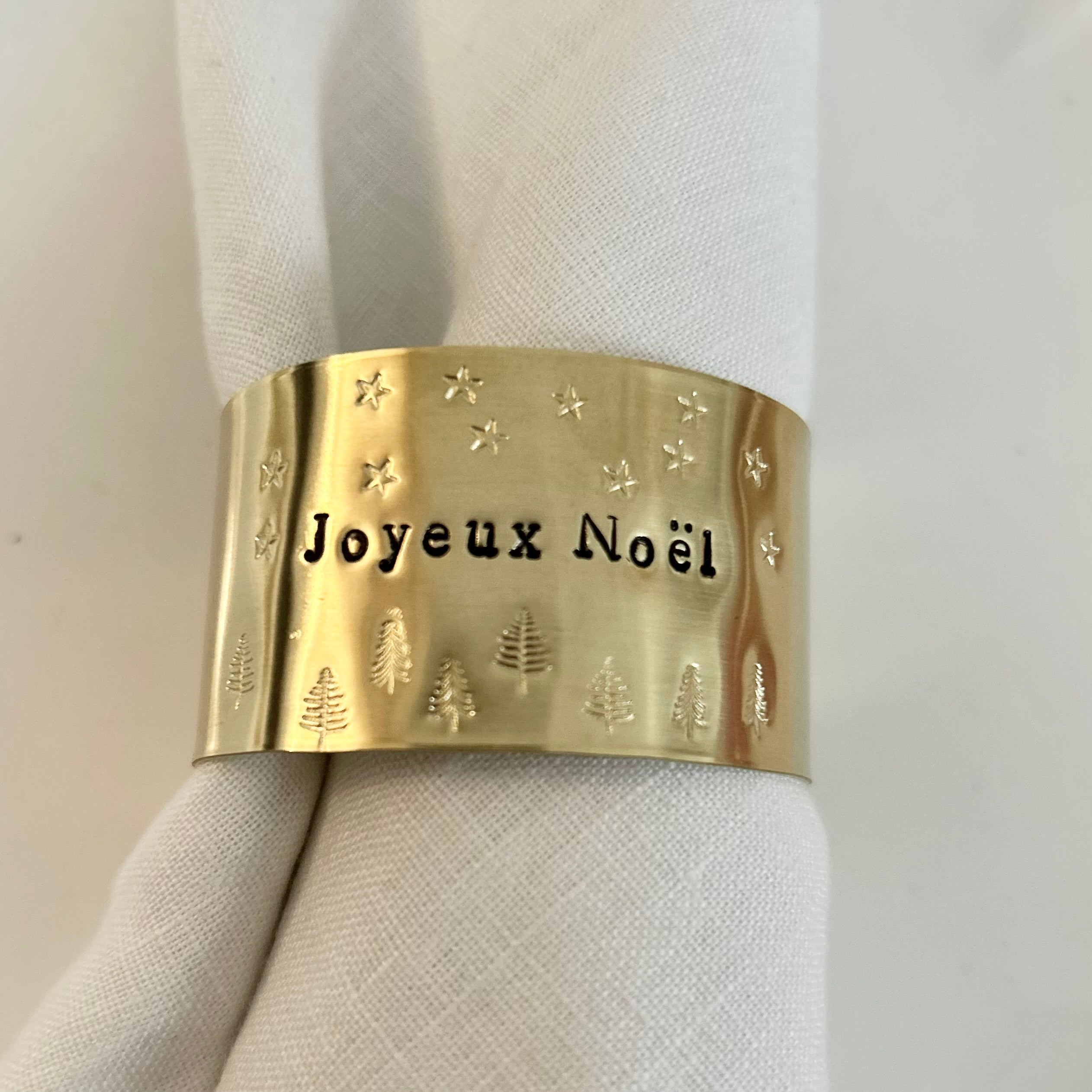 JOYEUX NOEL |  sapins et etoiles | Rond de serviette en laiton doré déjà gravé - Diamètre large ⌀5 cm