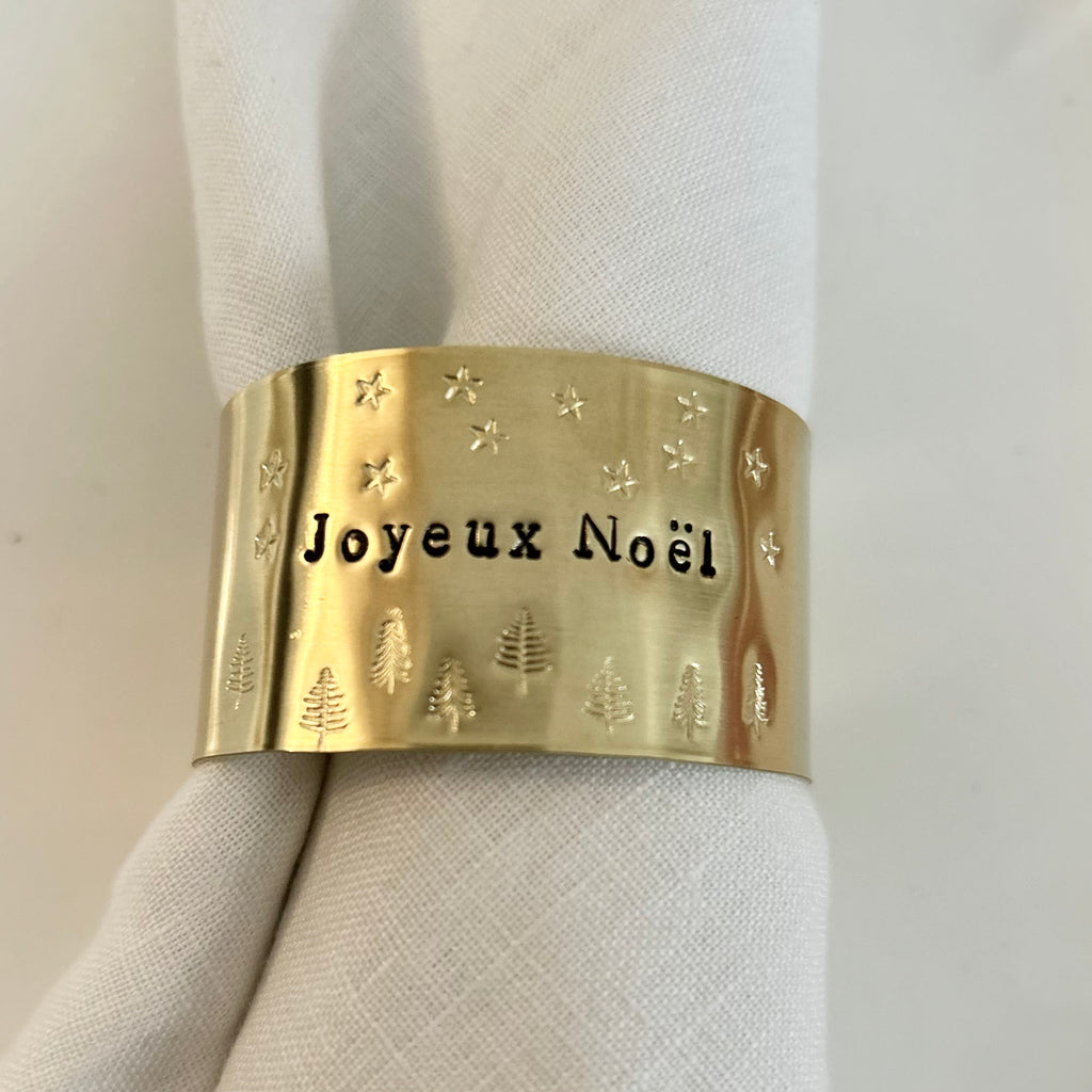 JOYEUX NOEL |  sapins et etoiles | Rond de serviette en laiton doré déjà gravé - Diamètre large ⌀5 cm