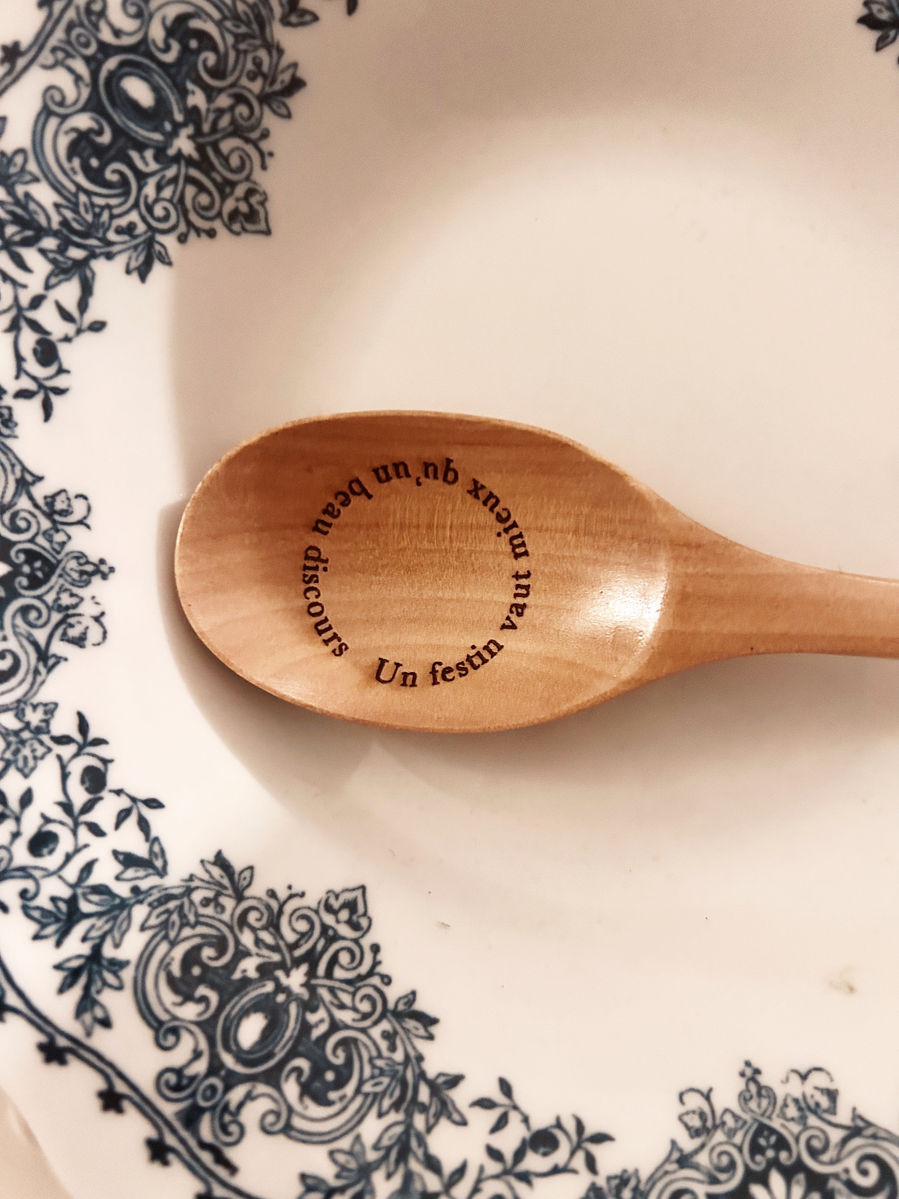 Grande cuillère en bois clair gravée - « Un festin vaut mieux qu’un beau discours »