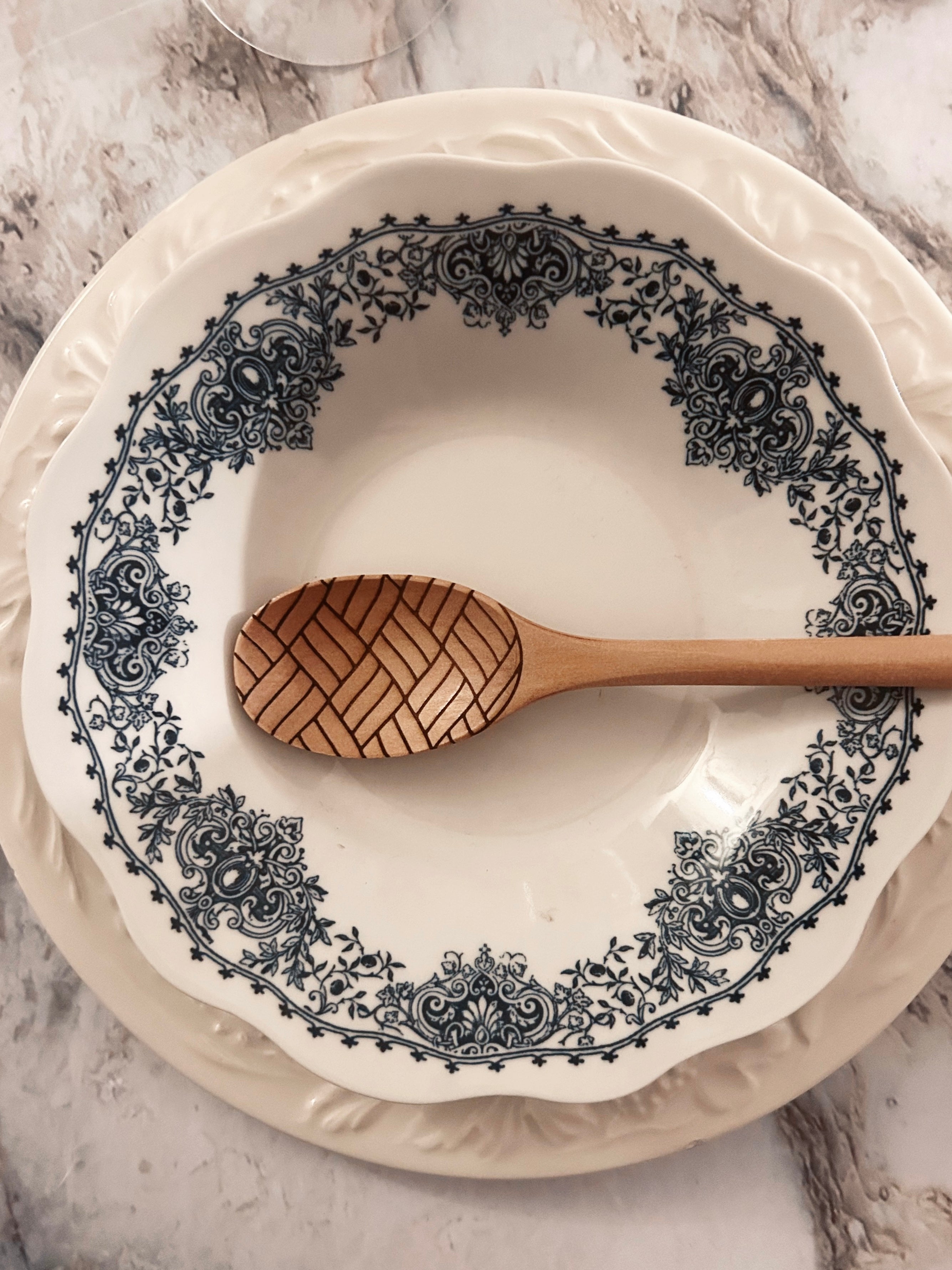 Grande cuillère en bois clair gravée - chevrons tressés