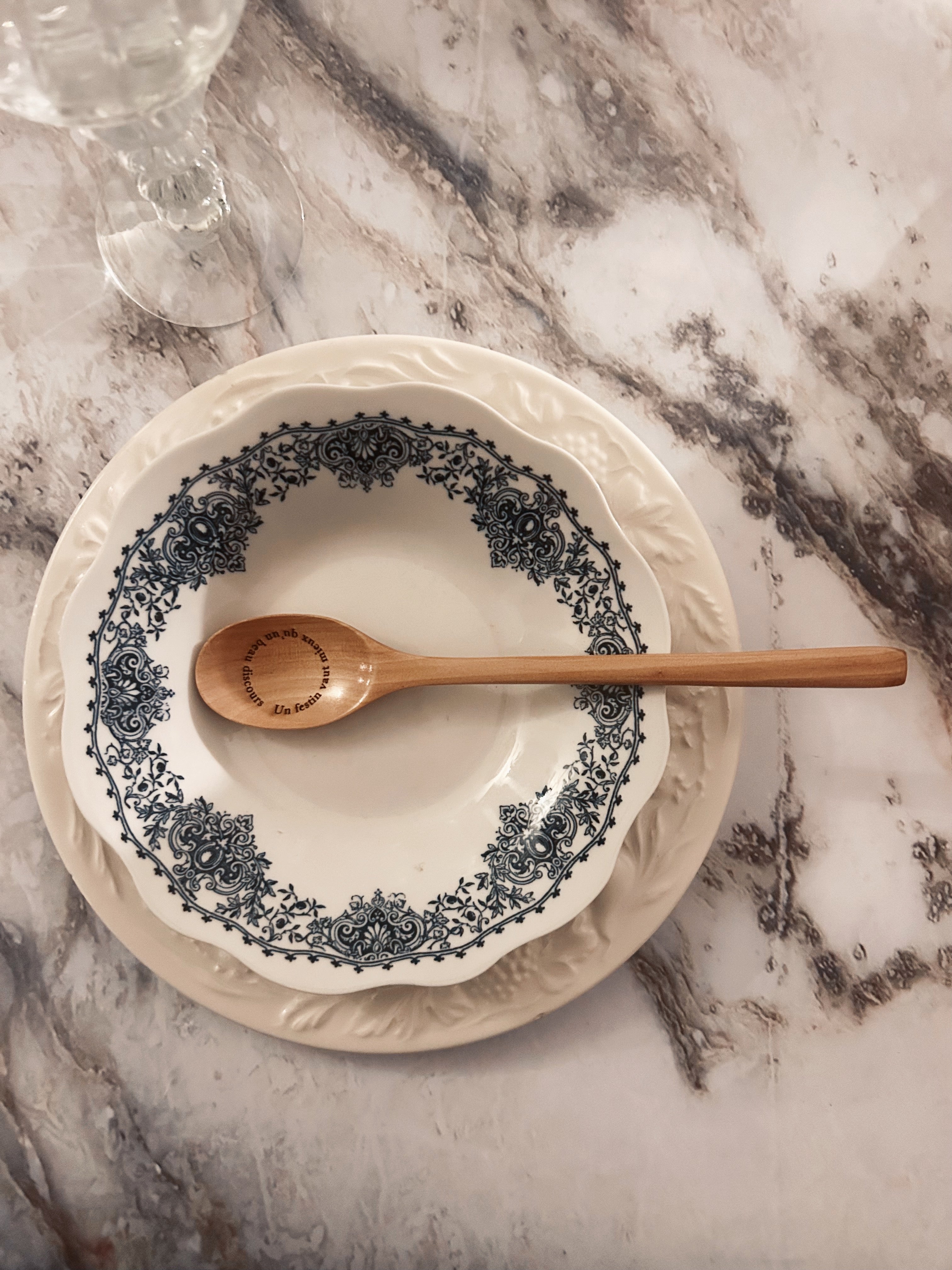 Grande cuillère en bois clair gravée - « Un festin vaut mieux qu’un beau discours »