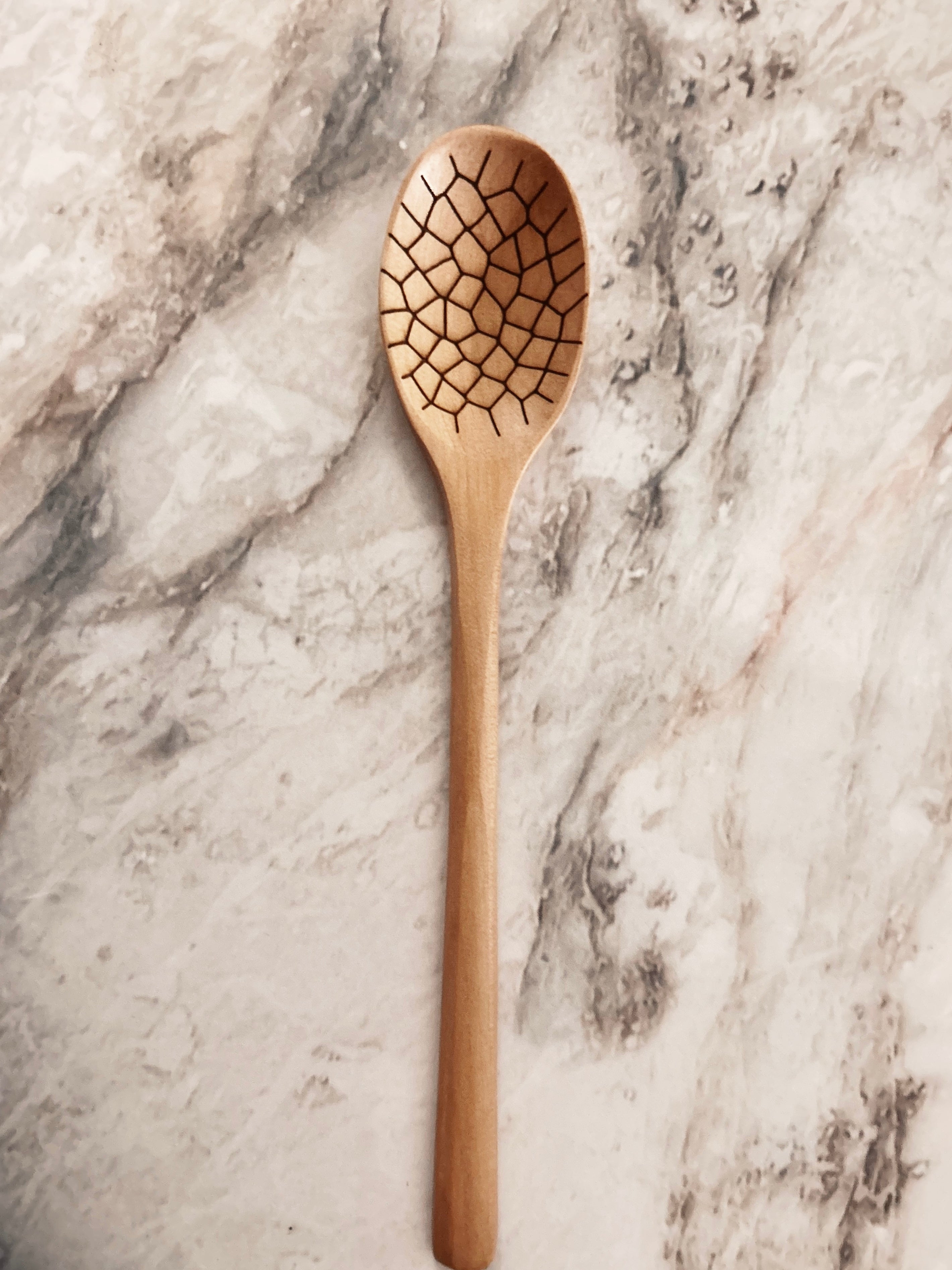 Grande cuillère en bois clair gravée - coquilles d’œuf