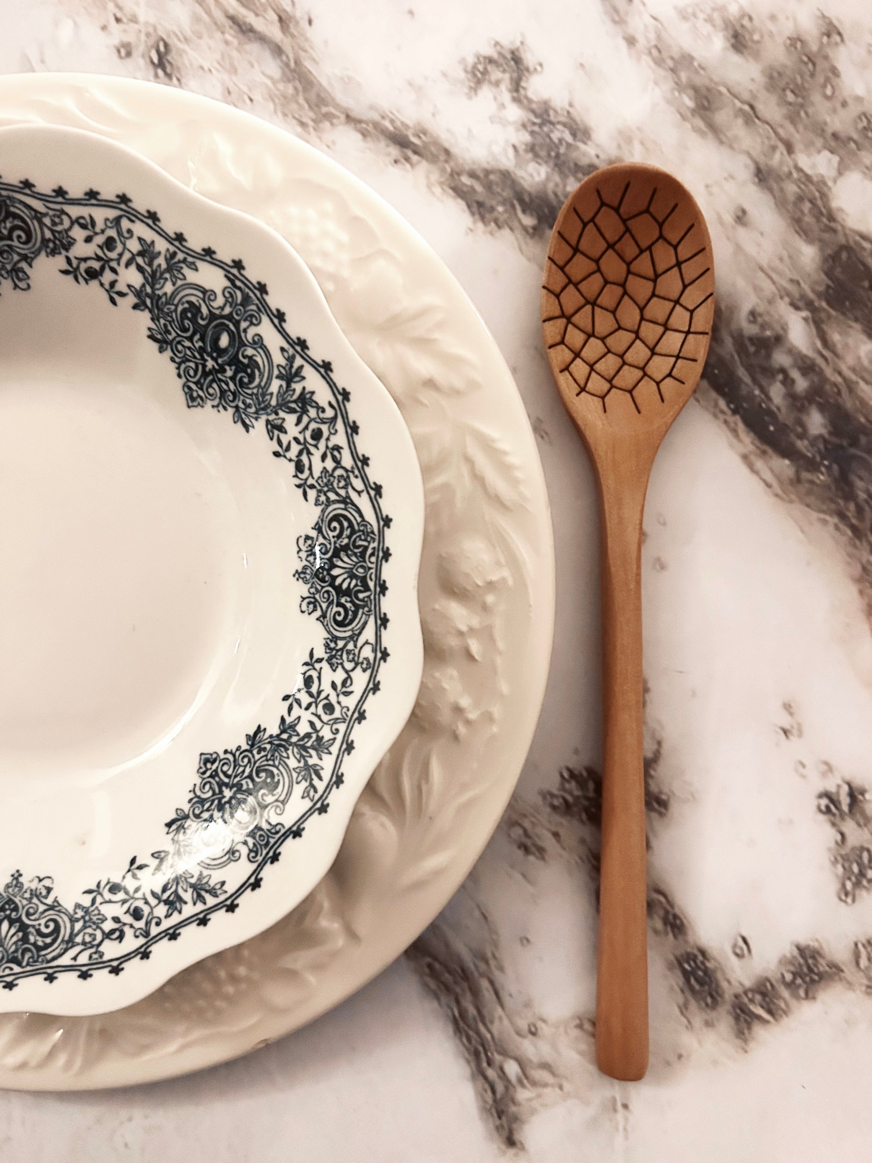 Grande cuillère en bois clair gravée - coquilles d’œuf