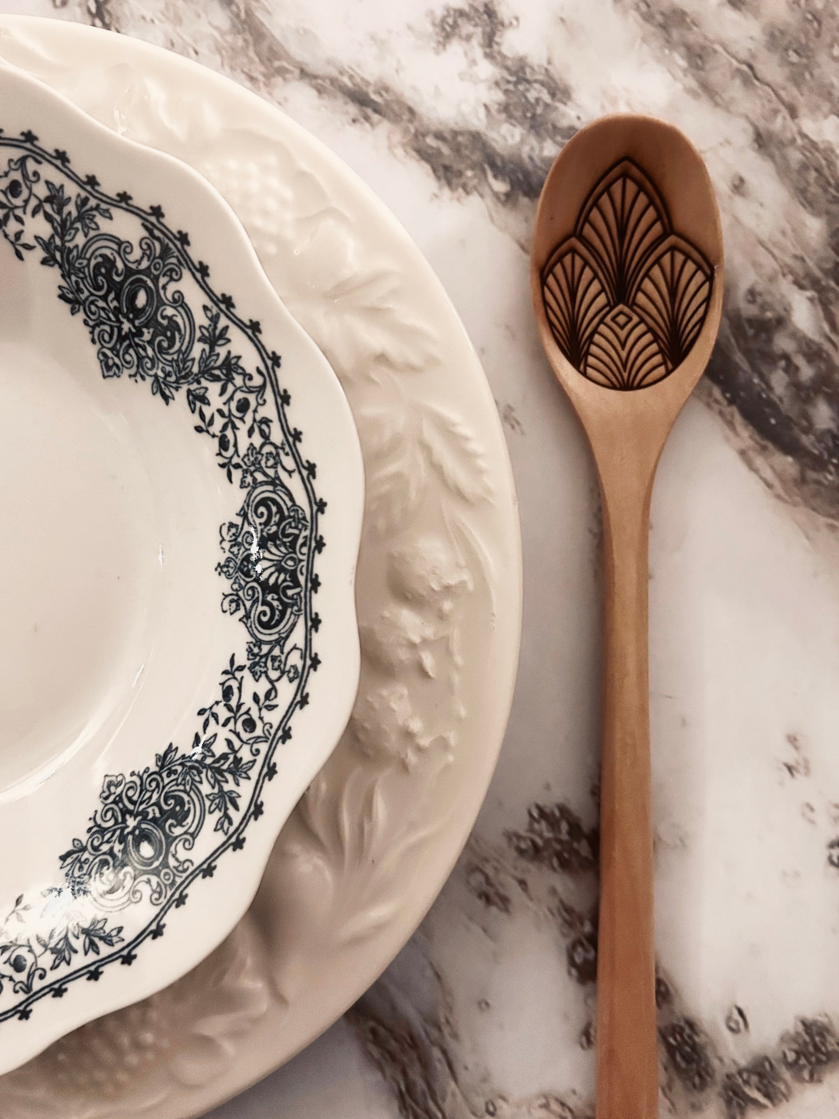 Grande cuillère en bois clair gravée - Plumes de paon