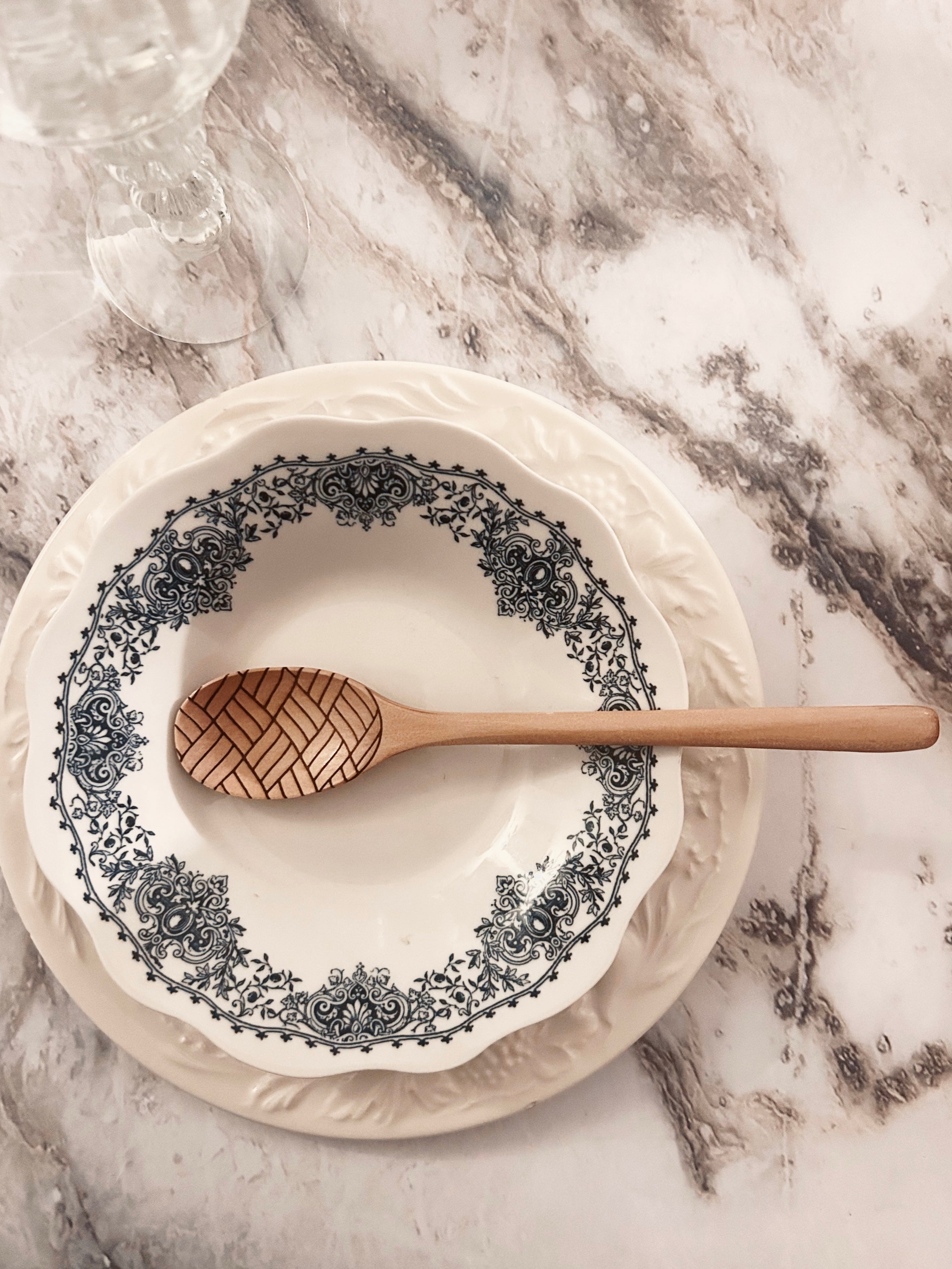 Grande cuillère en bois clair gravée - chevrons tressés