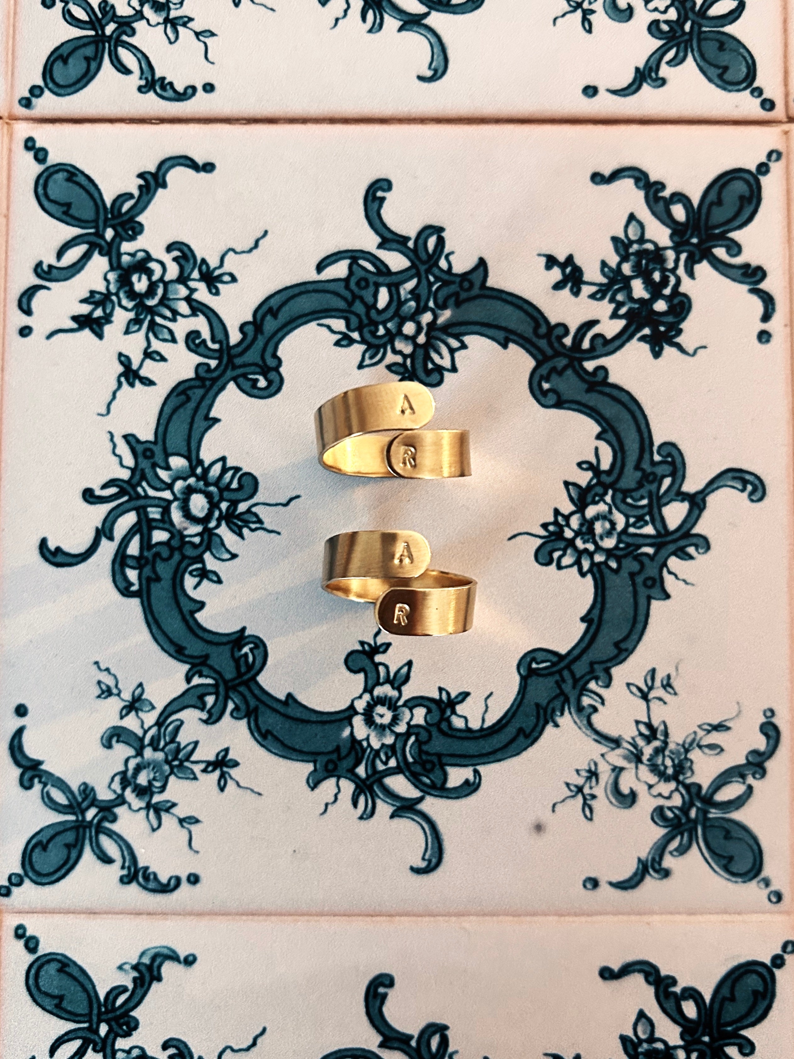 Bague NAMI 2 initiales aux extrémités - personnalisable