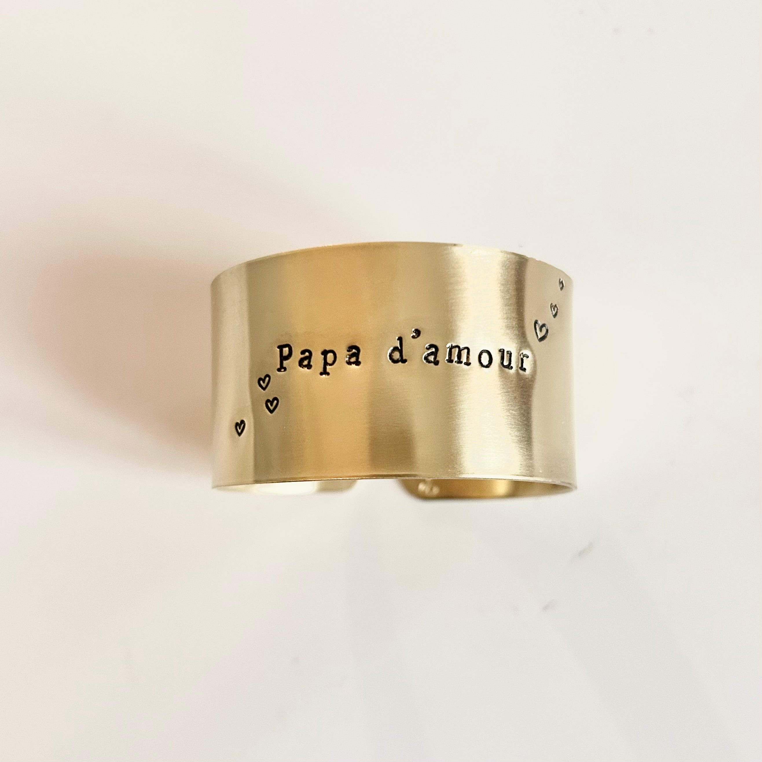 Papa d’amour | Série - Rond en laiton brut gravé avec petits cœurs (2 diamètres)