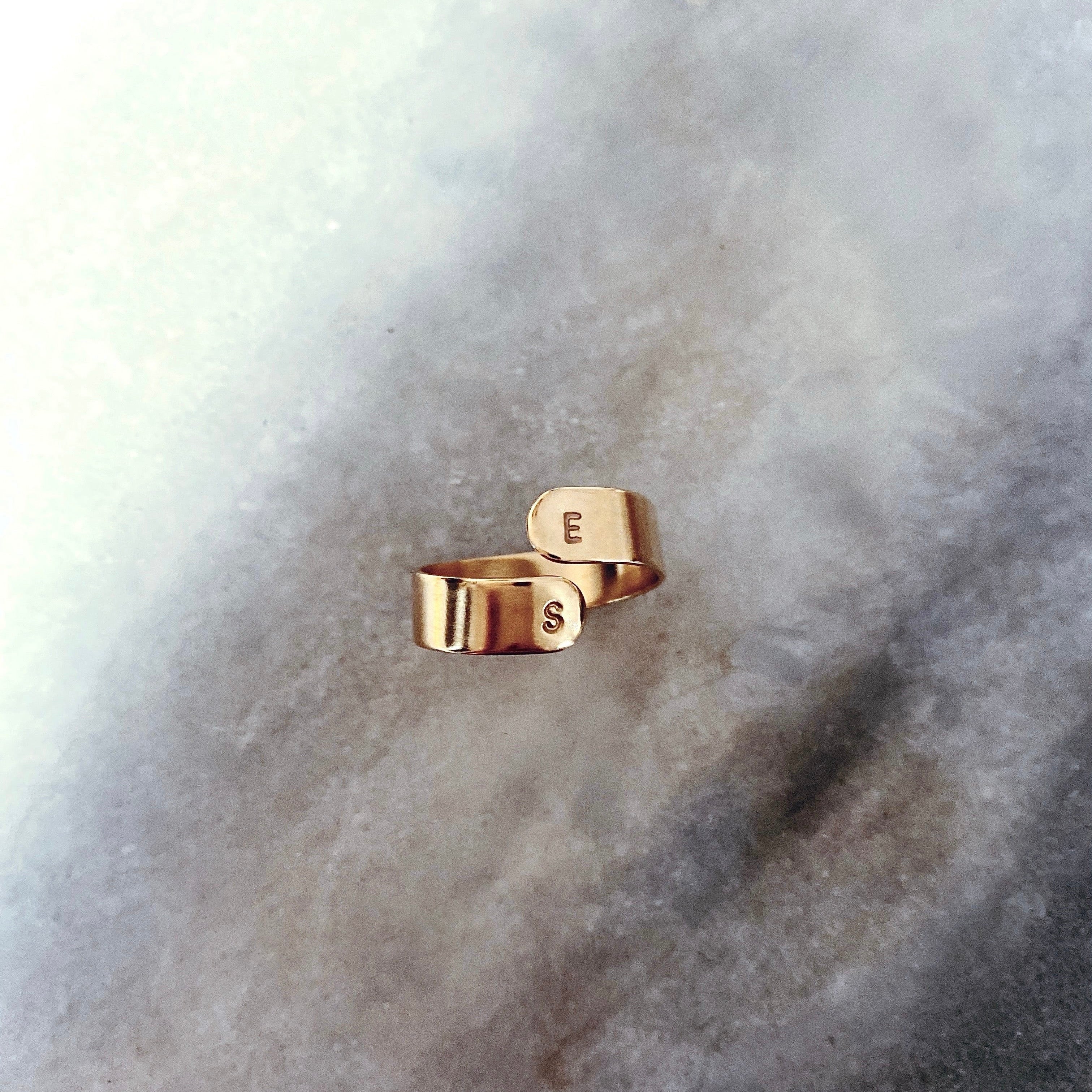 Bague NAMI 2 initiales aux extrémités - personnalisable