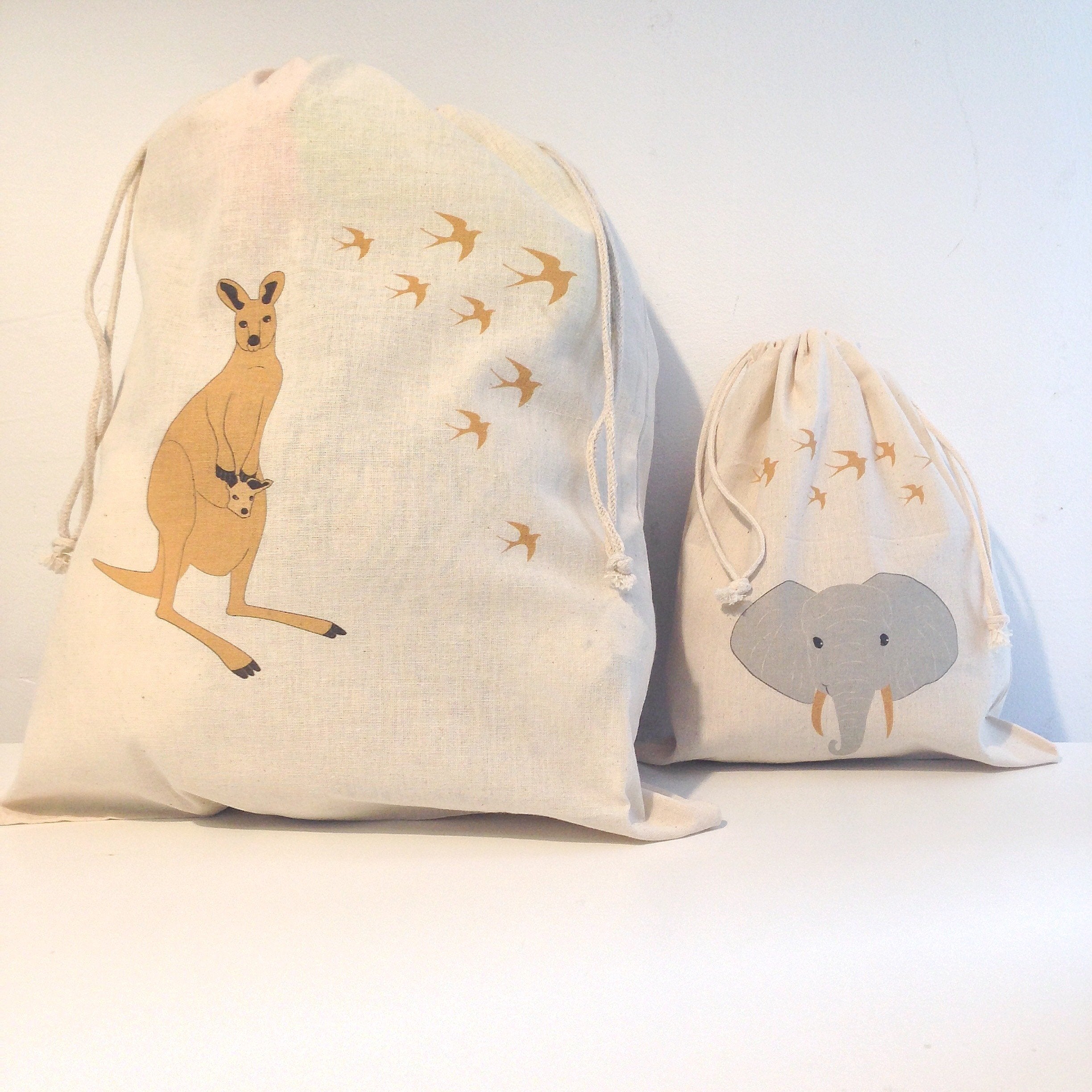 Set of 2 pouches: Mummy Kangaroo and Elephant