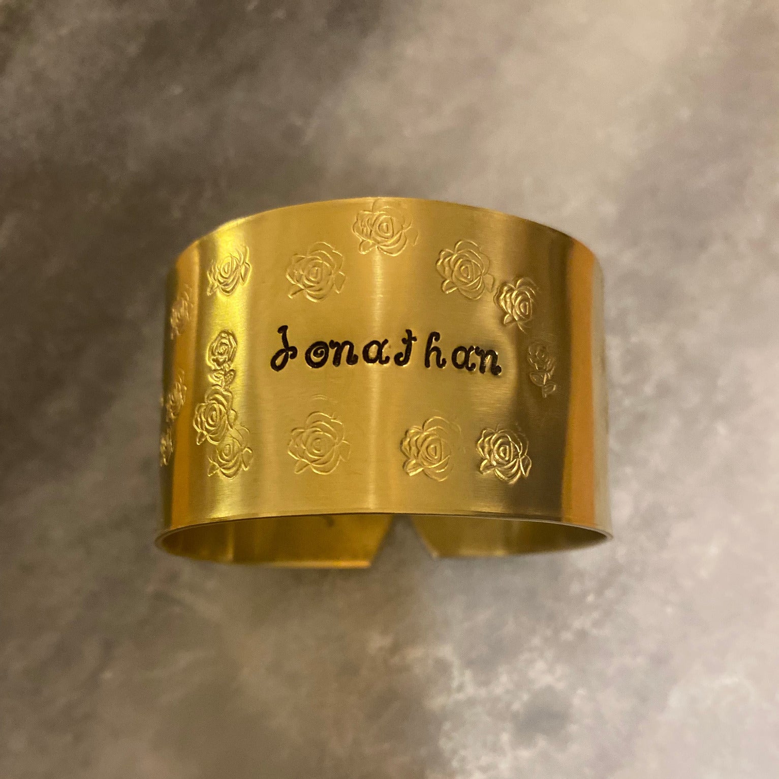 Already engraved 🍀 "Mom" hammered with shooting star