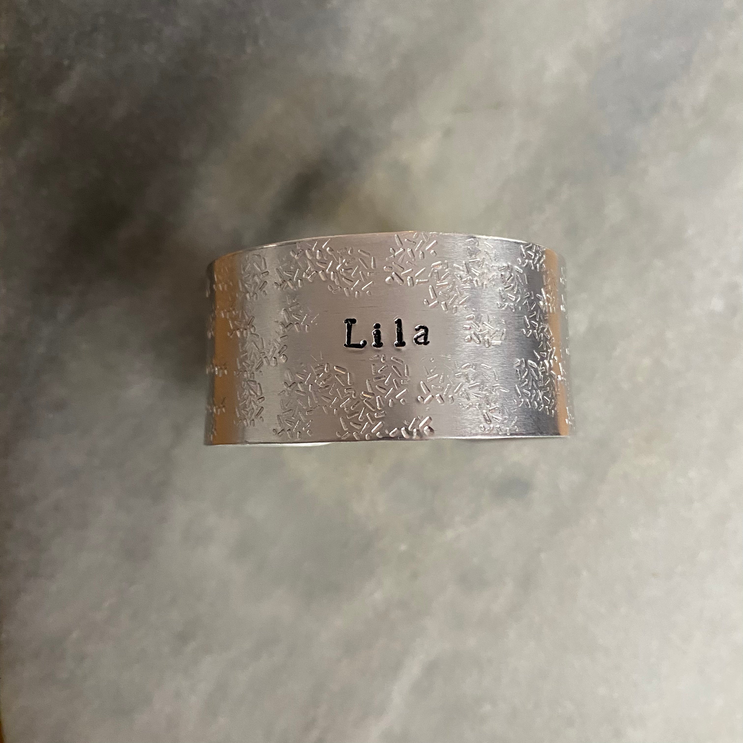 Déjà gravé 🍀 Rond en aluminium piqué gravé « Lila  »