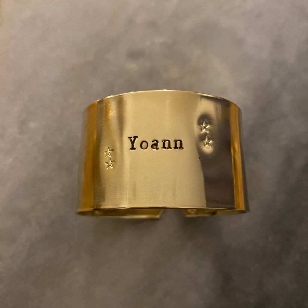 Yoann | Déjà gravé 🍀 en laiton poli avec étoiles
