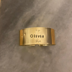 Déjà gravé 🍀 en laiton poli « Olivia »  avec mini coeurs