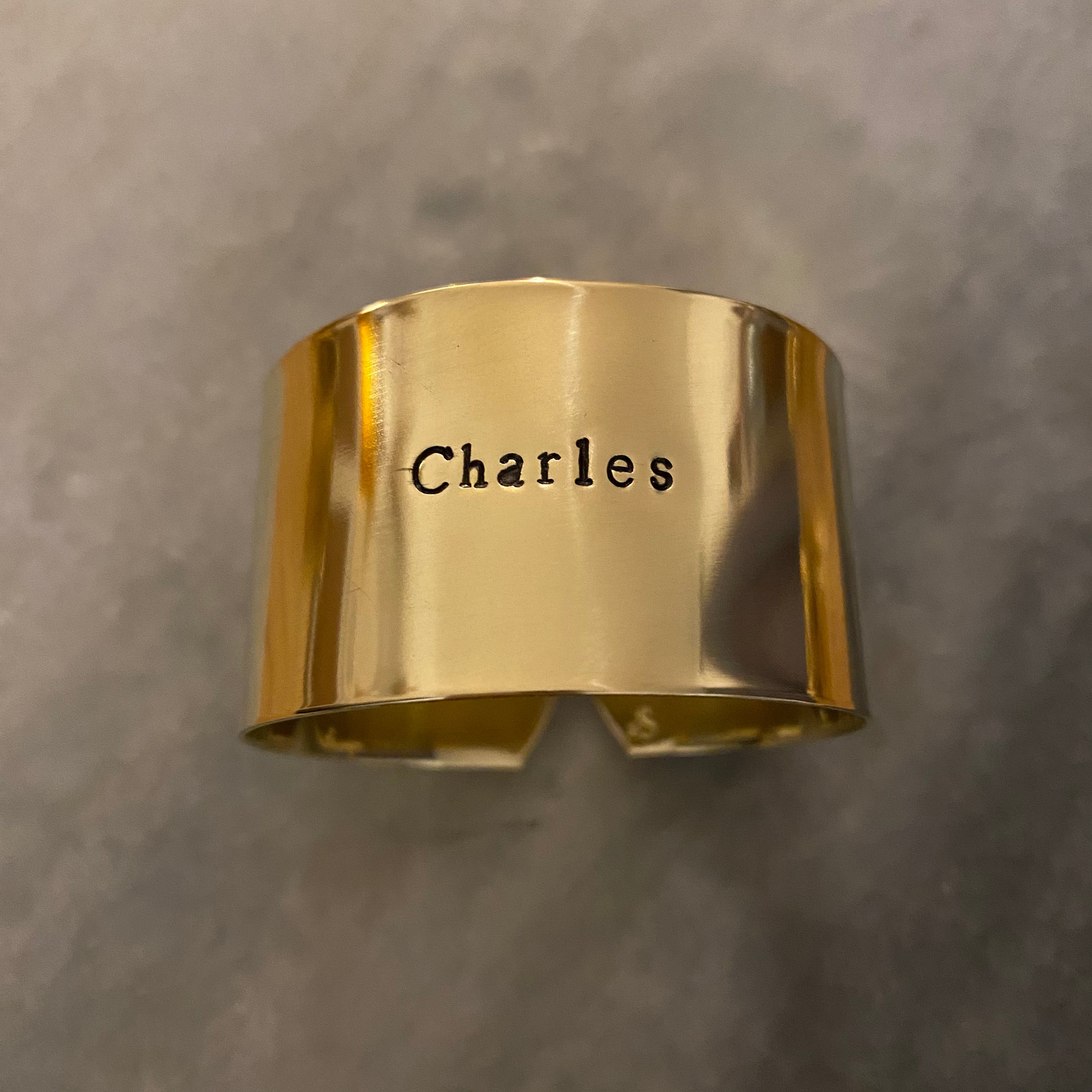 Déjà gravé 🍀 en laiton poli «Charles »