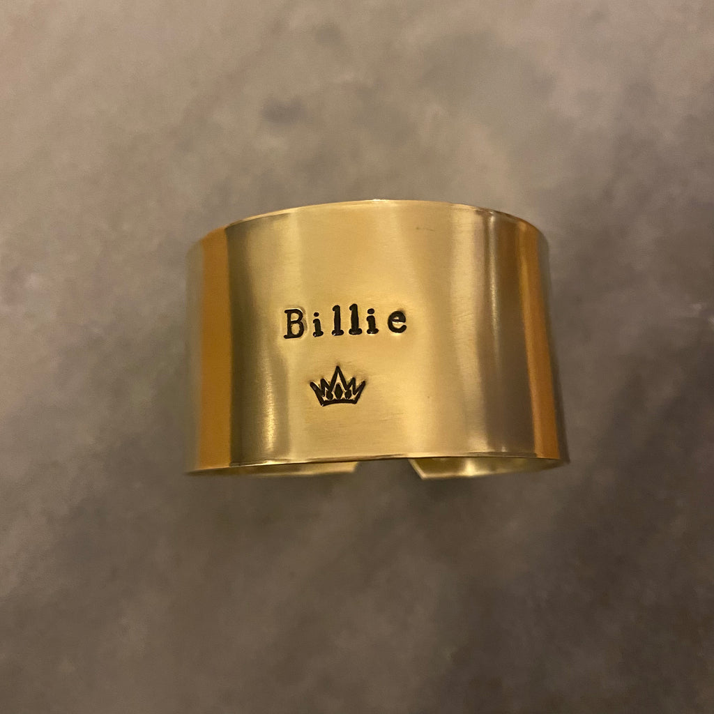 Billie | Déjà gravé 🍀 en laiton poli avec Couronne 1