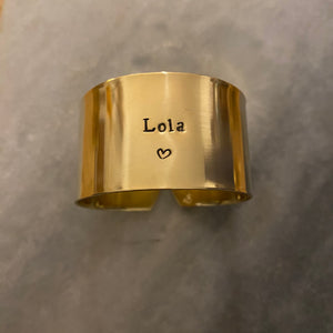 Déjà gravé 🍀 en laiton poli « Lola » avec coeur moyen